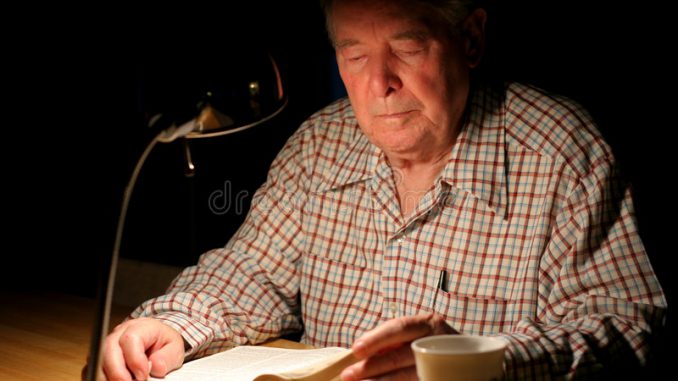 anziano-studia