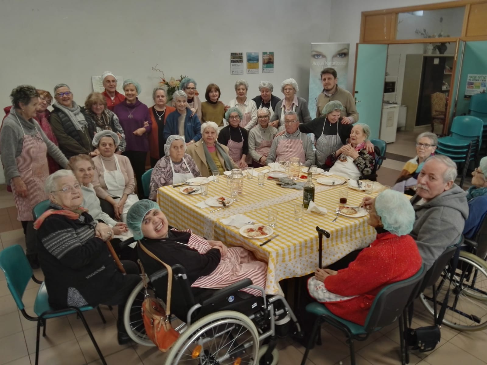 Gli ospiti della RSA Lice Mengoni a “scuola” di pizza – Facile Anziani